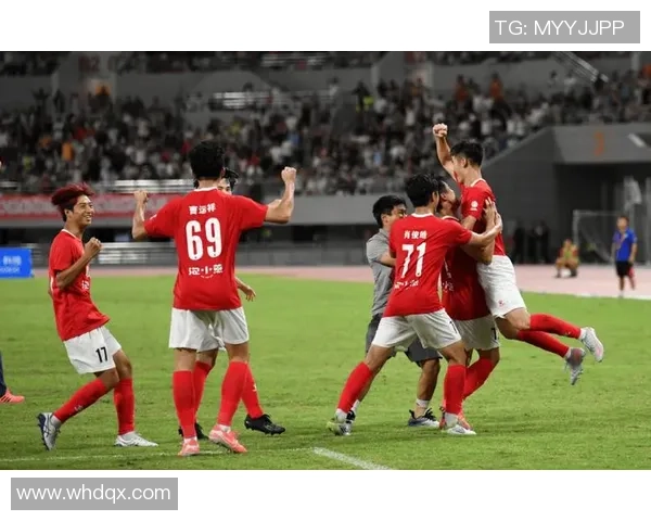 群星闪耀足球巨星同框合影展现绿茵激情时刻