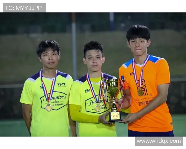 足球场上的智慧之星：那些既踢得好又有文化的球员们